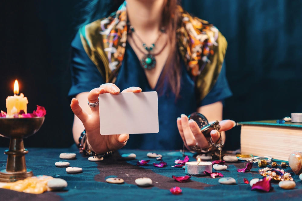 The fortune teller shows an empty white tarot card.